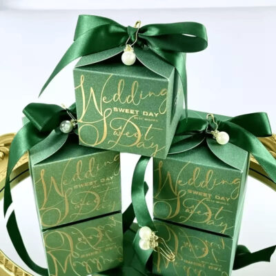 Sparkly and beautiful wedding favor box in green